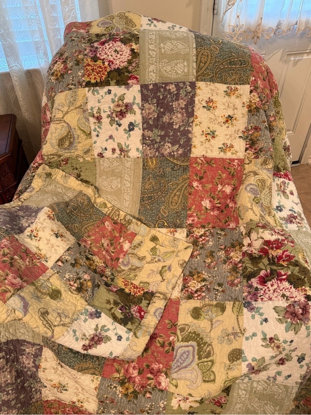 Twin Size Floral Patchwork
Quilt and Sham